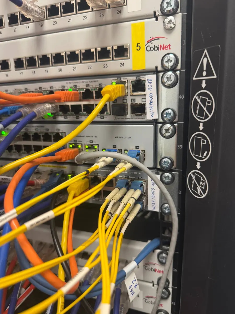 Szafa rack u klienta po inwentaryzacji sieci: opisane kable i porty
